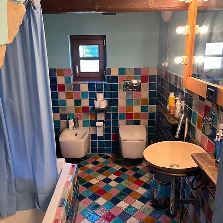 アパート La Casa Colorata Nel Cuore Della Venezia リヴォルノ